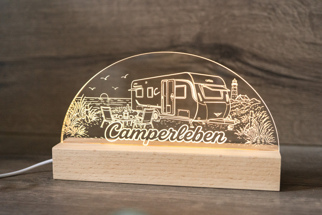 Personalisierte LED-Tischlampe mit gravierter Kinderzeichnung und Schriftzug „Für Mama" auf Acrylglas und Holzsockel, warmweißes Licht